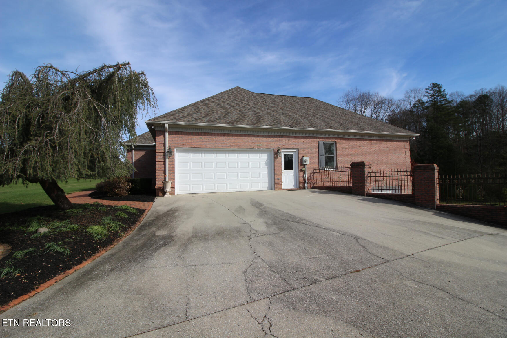 3465 West Wolf Valley Road Clinton, TN 37716 - Photo 6 of 52 Main Floor 2-Car Garage