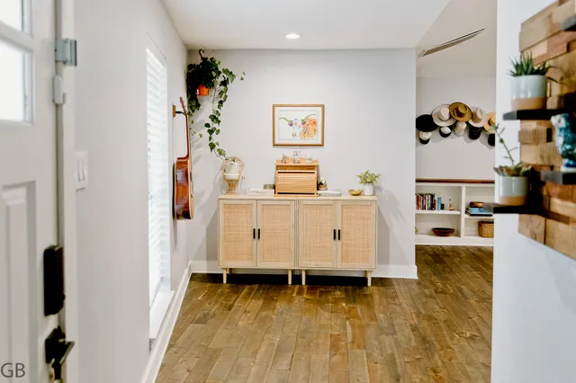 a picture of a wall with a white and white wall