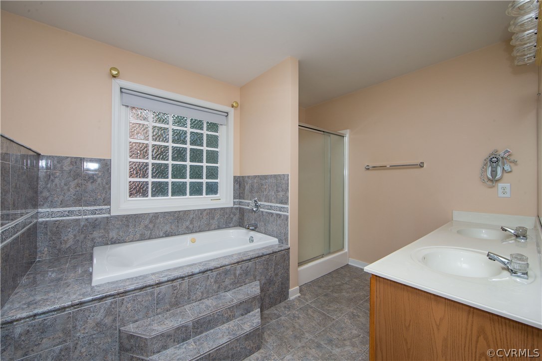 5319 Beaver Spring Road Midlothian, VA 23112 - Photo 14 of 28 Double vanities, 4' shower, jetted tub, private to