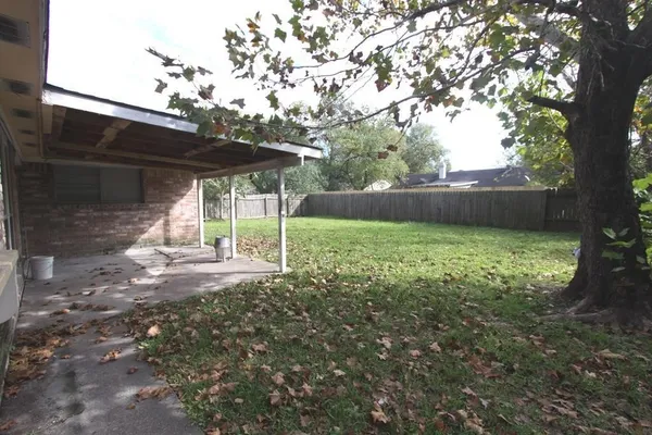 a view of a back yard