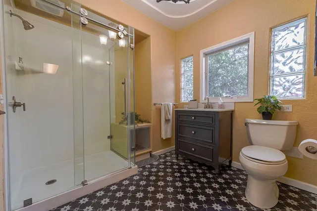 a view of a house with backyard