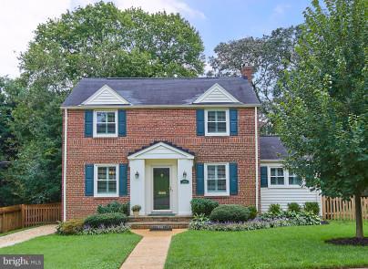4624 19th Road North Arlington, VA 22207 - Photo 1 of 22 a front view of a house with garden