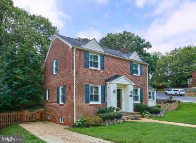 4624 19th Road North Arlington, VA 22207 - Photo 3 of 22 a view of a yard in front of house