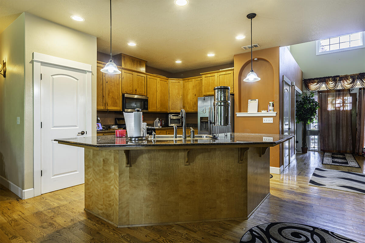 176 Echo Way Eagle Point, OR 97524 - Photo 3 of 26 DSC01263-HDR-Edit