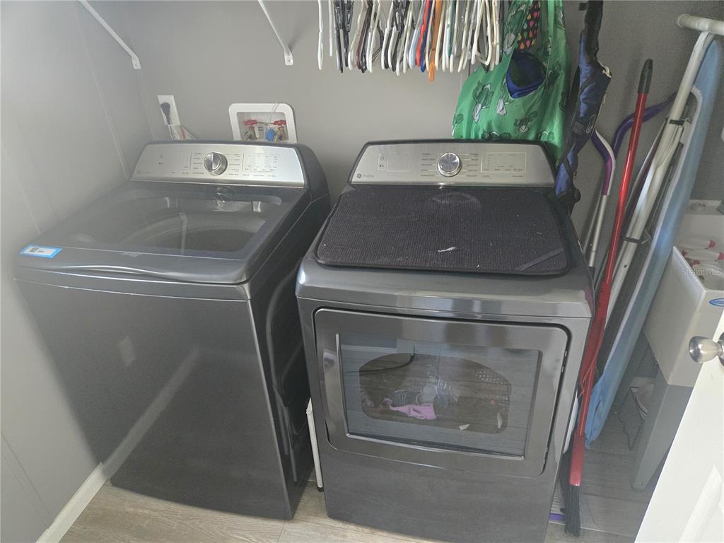 1981 Southeast Piggy Back Road Arcadia, FL 34266 - Photo 9 of 19 a utility room with dryer and washer