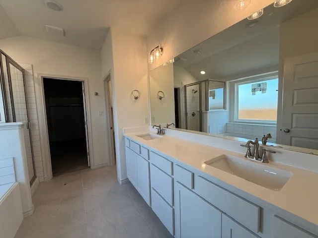 en empty room with windows and ceiling fan