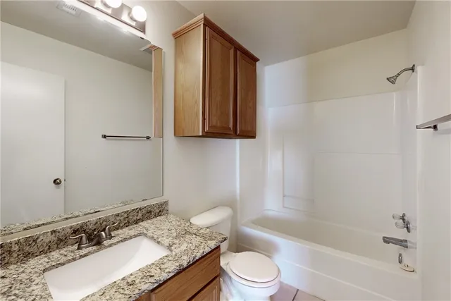 an empty room with closet and ceiling fan