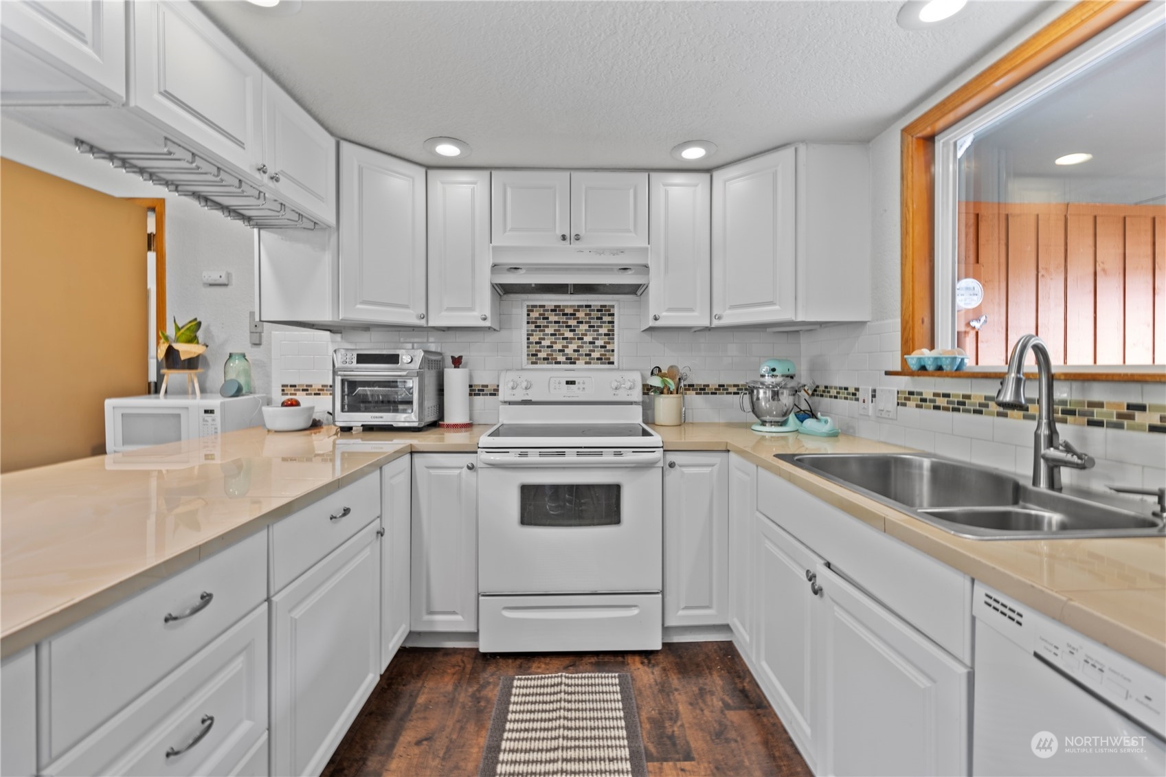 10404 Kelly Road Northeast Carnation, WA 98014 - Photo 8 of 39 Gallery Image 8