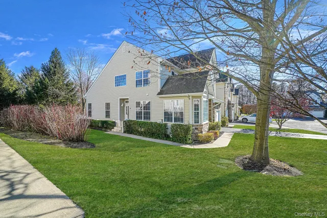 $935,000 | 96 Manitou Trail, Unit 96, Kings Park, NY 11754