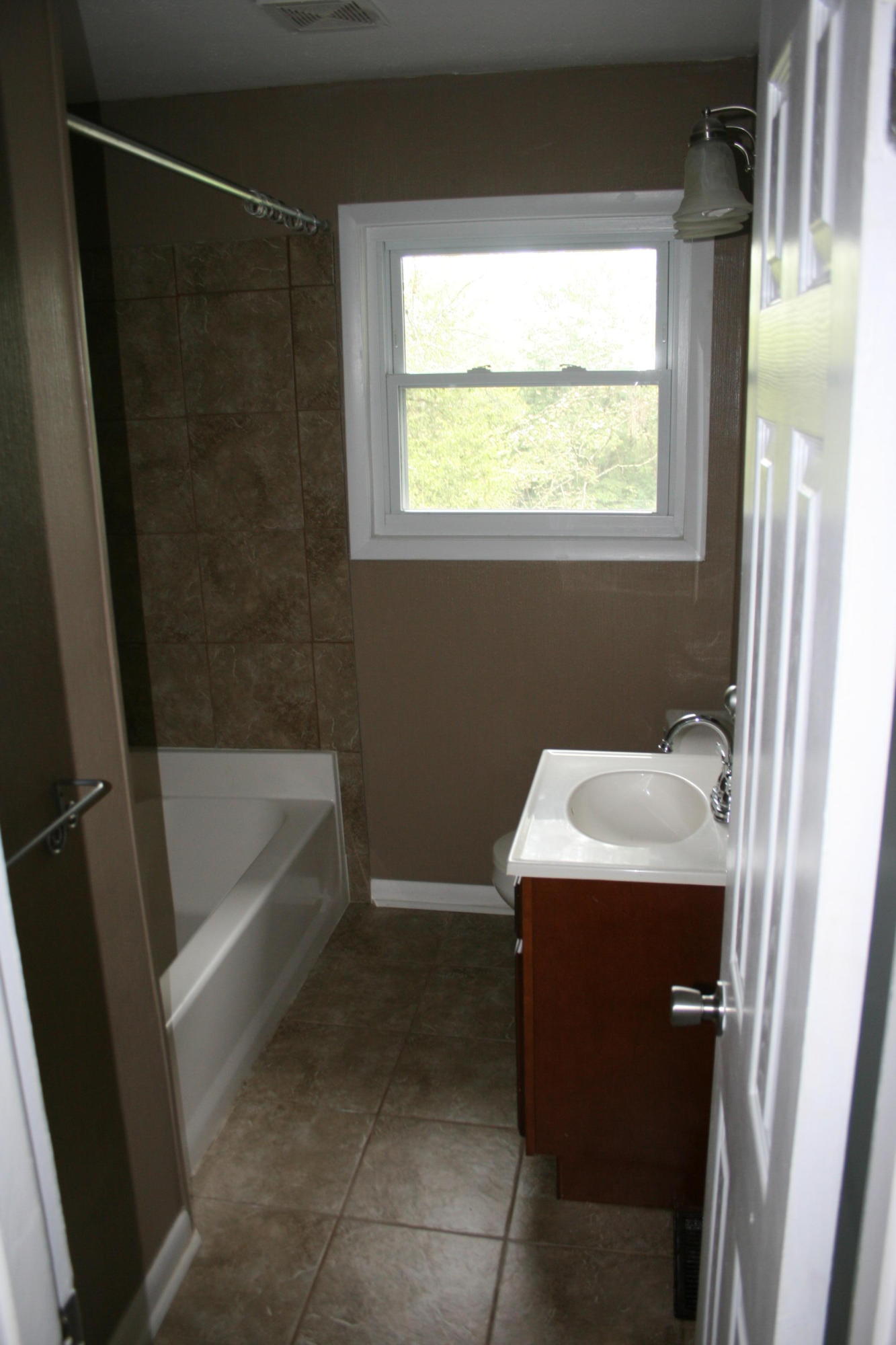 7005 Lea Road Chattanooga, TN 37421 - Photo 14 of 15 Hall bath