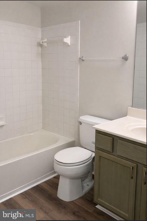 8801 Stoneridge Circle, Unit T2 Baltimore, MD 21208 - Photo 13 of 24 a bathroom with a toilet and a bathtub