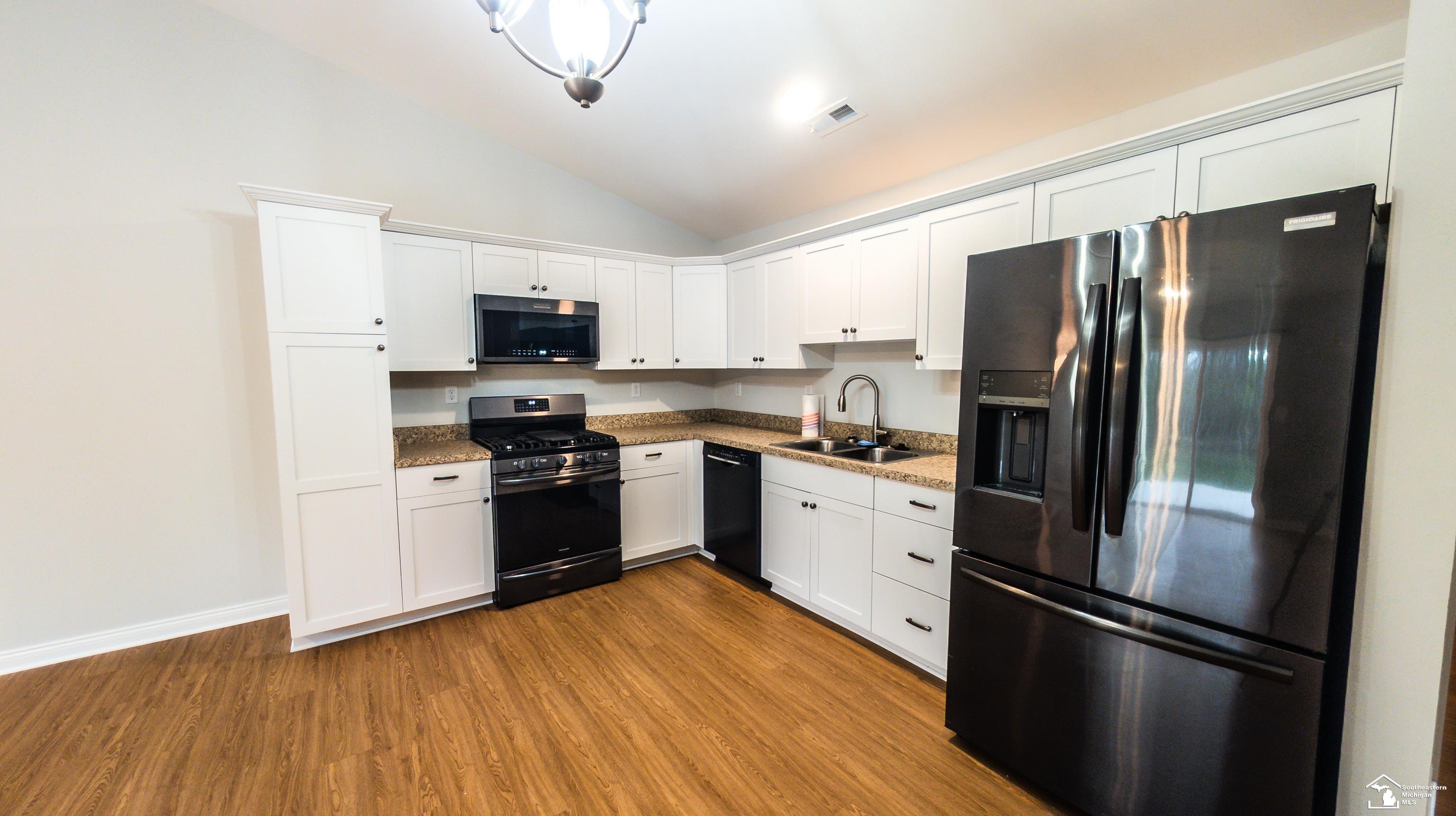 5203 Volterra Drive Monroe, MI 48161 - Photo 14 of 20 50201288-1294c765-d308-4479-8d63-0d65a17cff49.JPG