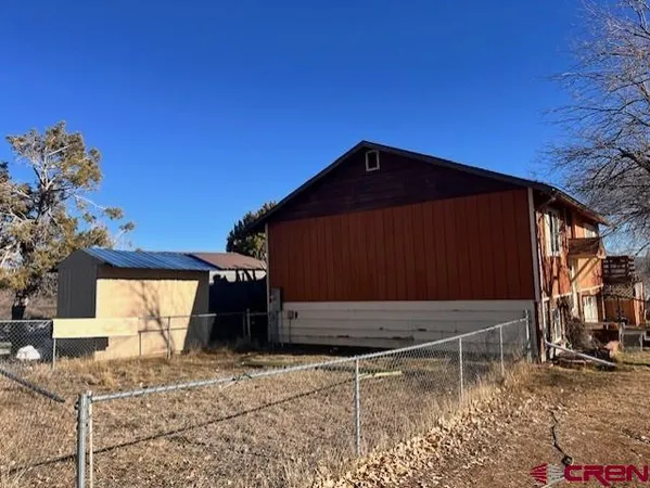 a view of a house with a backyard