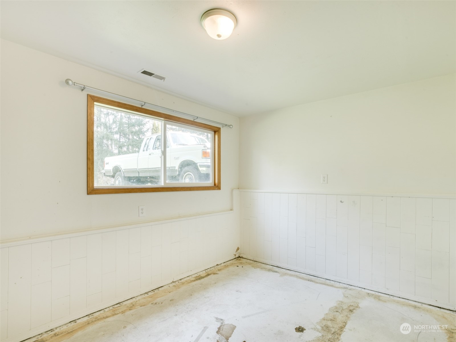 1045 Stella Road Longview, WA 98632 - Photo 12 of 21 an empty room with a window