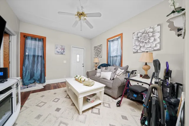 $209,000 | 262 Bartlett Place, Elgin, IL 60120