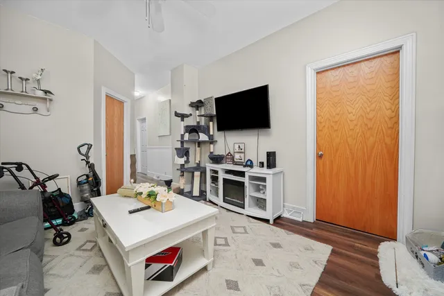 $209,000 | 262 Bartlett Place, Elgin, IL 60120