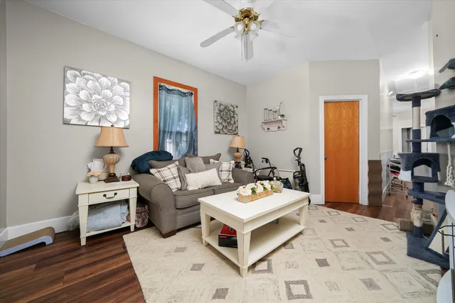 $209,000 | 262 Bartlett Place, Elgin, IL 60120