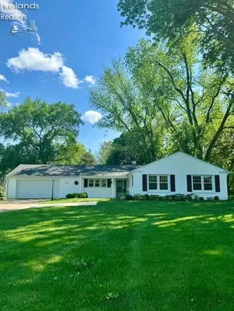 $2,800 | 2610 Hull Road, Huron, OH 44839