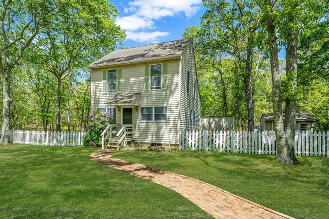 $1,150,000 | 28 Huntting Road, East Hampton, NY 11937