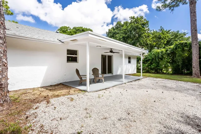 a view of a house with backyard