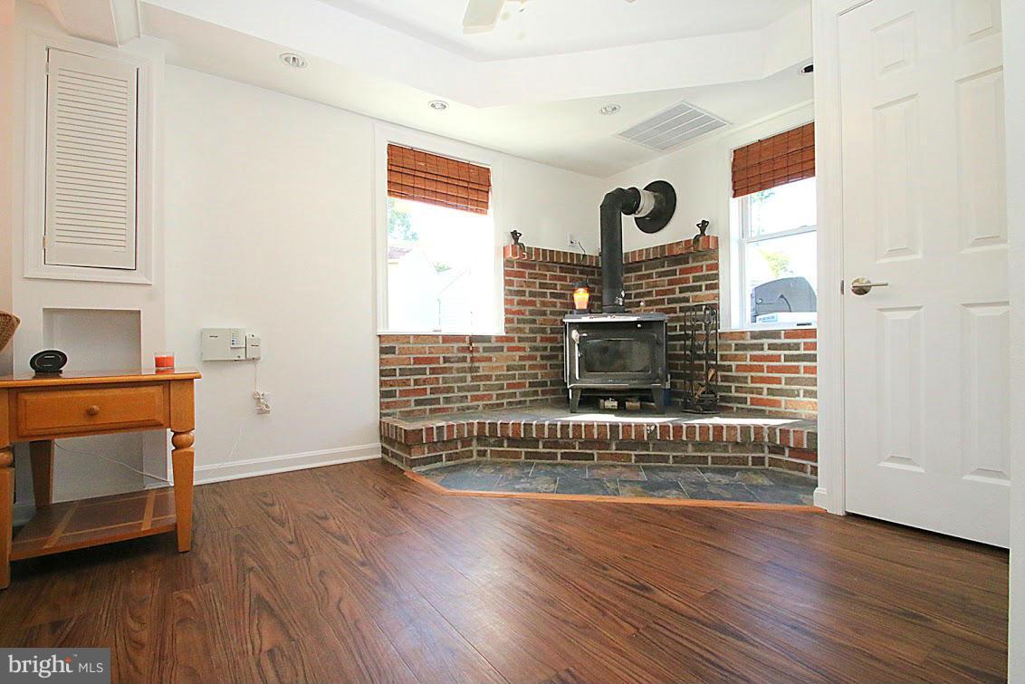 7814 Meath Road Baltimore, MD 21222 - Photo 11 of 30 Living Room