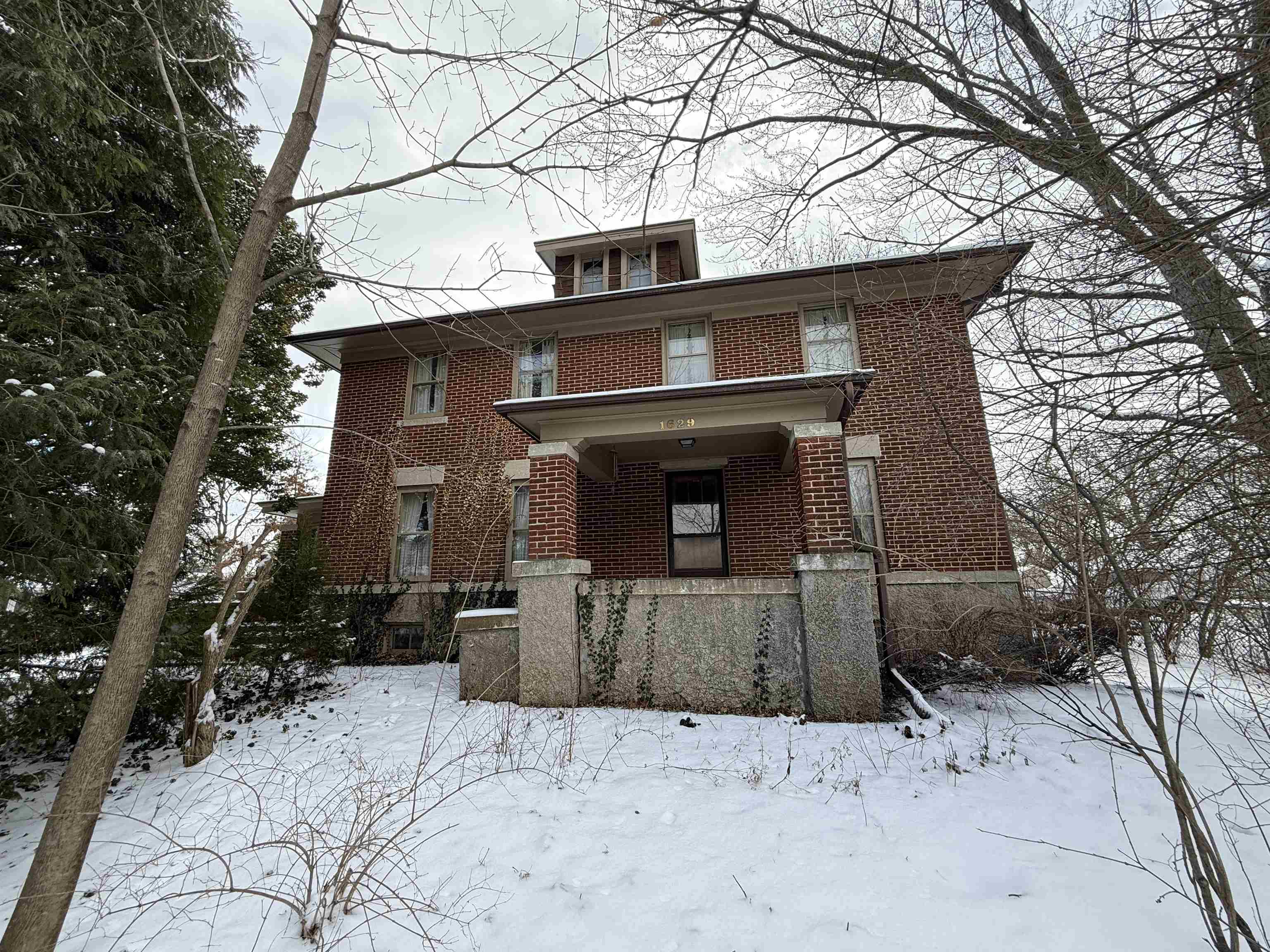 1629 West Harrison Street Freeport, IL 61032 - Photo 1 of 36 a front view of a house with a yard