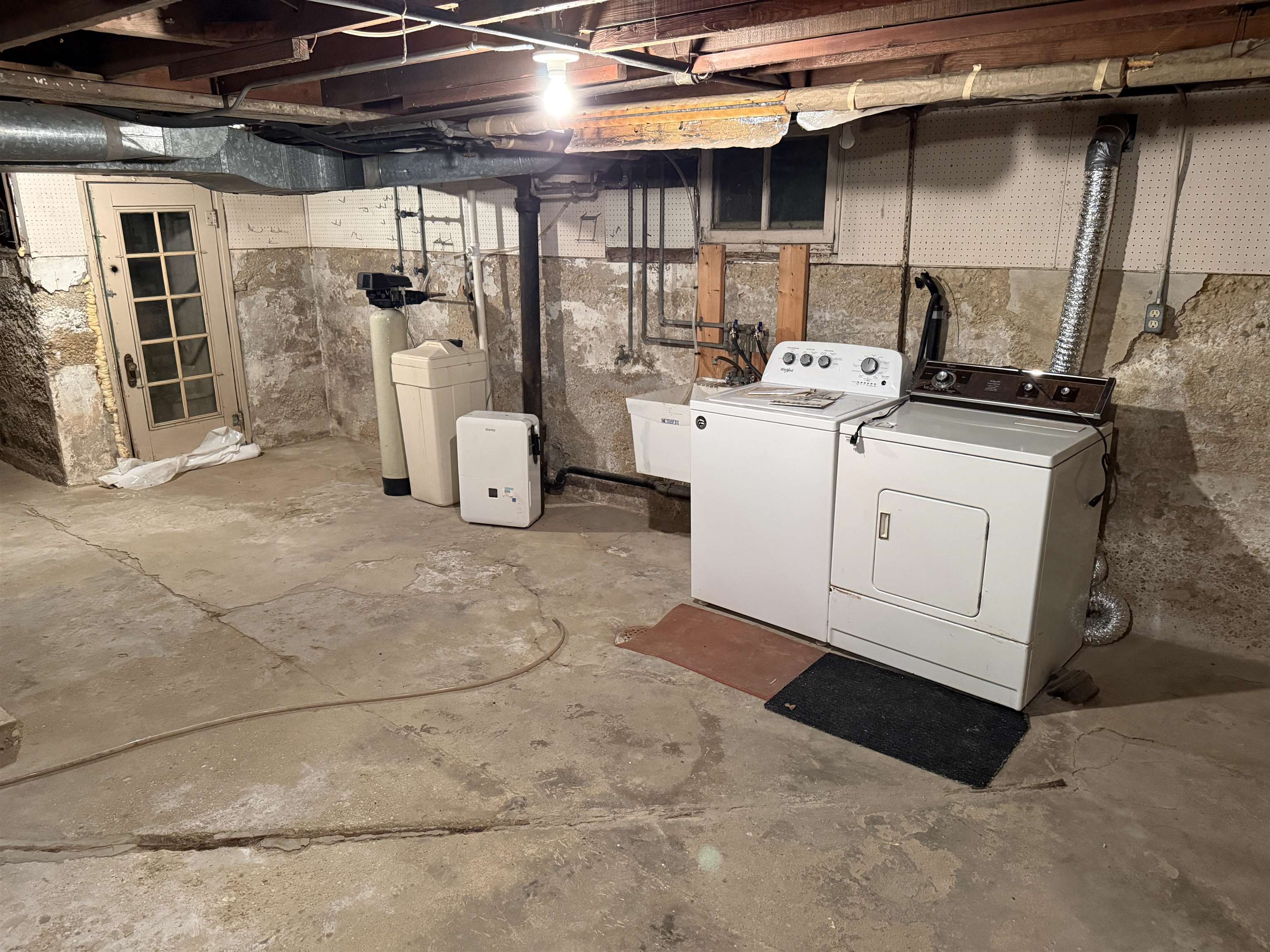 1629 West Harrison Street Freeport, IL 61032 - Photo 26 of 36 a utility room with dryer and washer