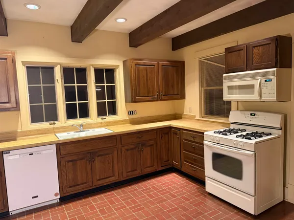 $179,900 | 1629 West Harrison Street, Freeport, IL 61032