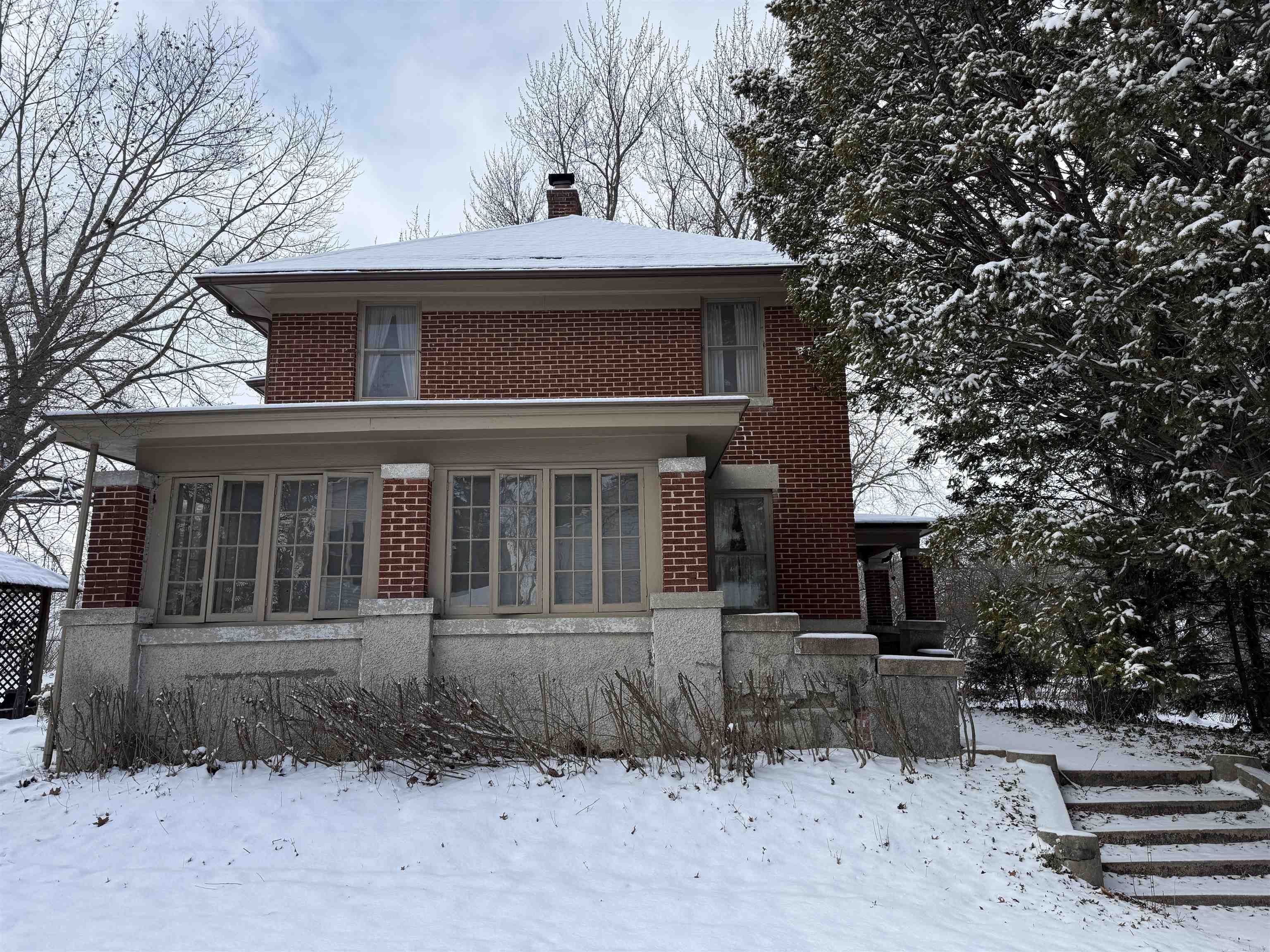 1629 West Harrison Street Freeport, IL 61032 - Photo 32 of 36 a front view of a house with garden
