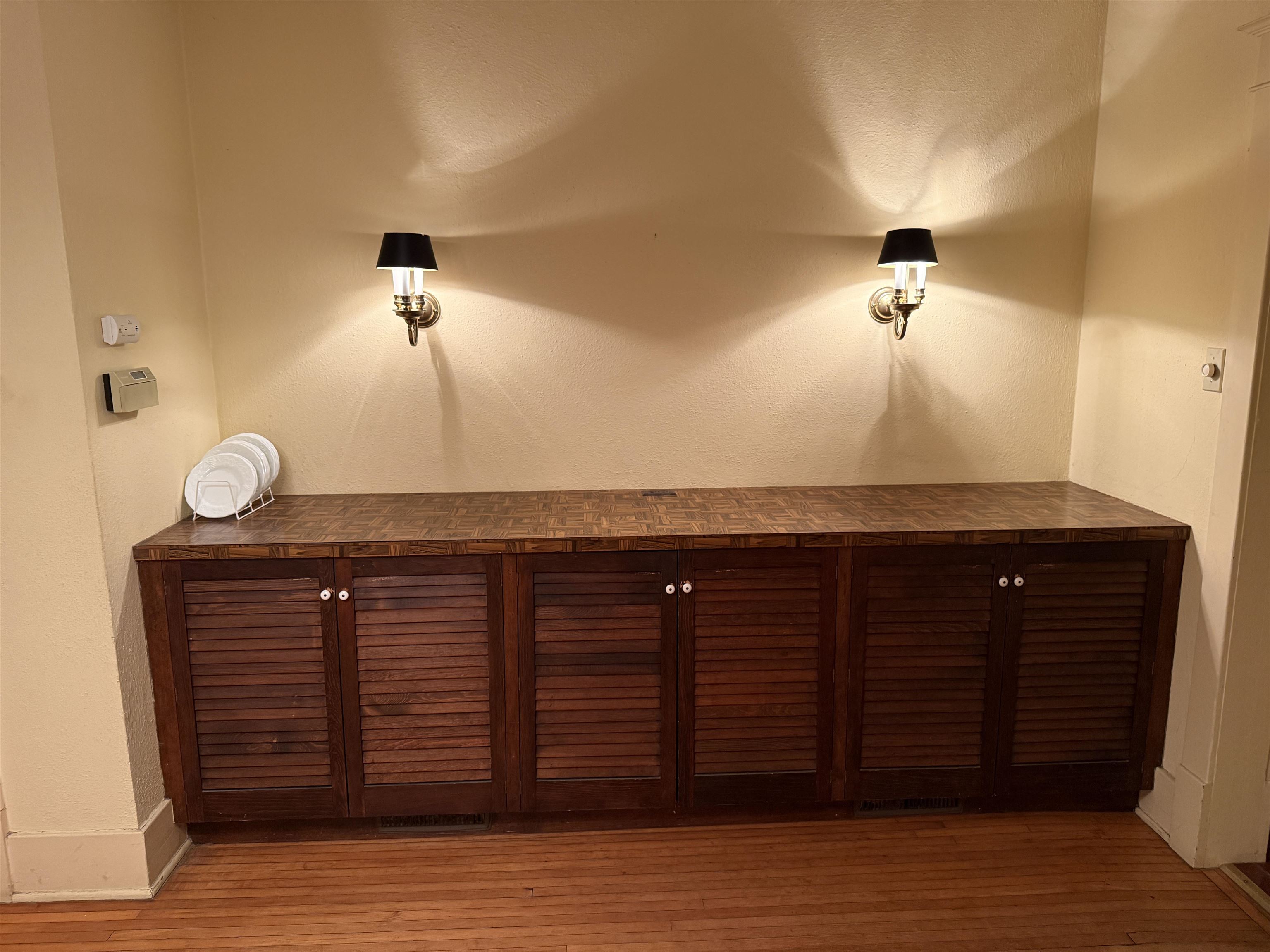 1629 West Harrison Street Freeport, IL 61032 - Photo 10 of 36 an empty room with a mirror