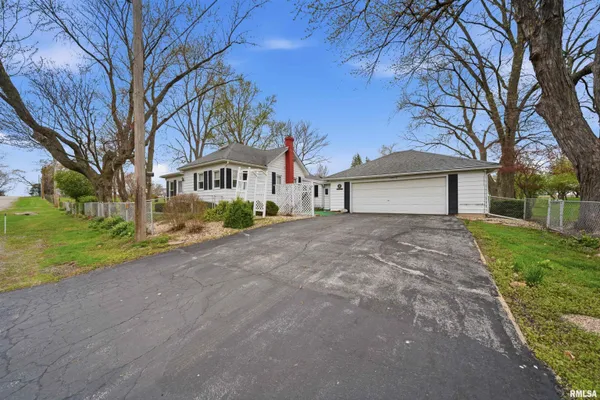 $360,000 | 105 West C Street, Delavan, IL 61734