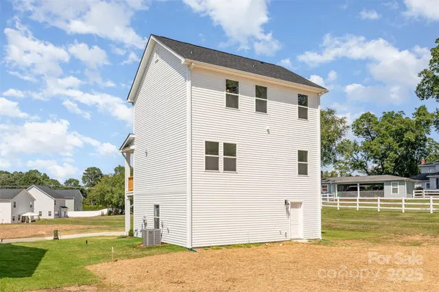 a view of a house with a backyard