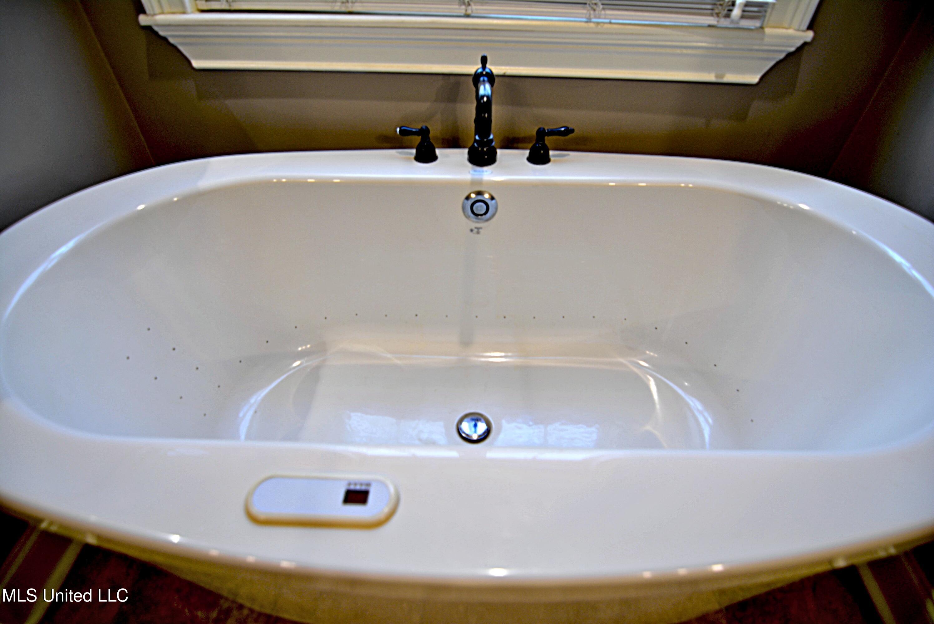 8643 Tulane Road Hernando, MS 38632 - Photo 20 of 40 Air Bathtub