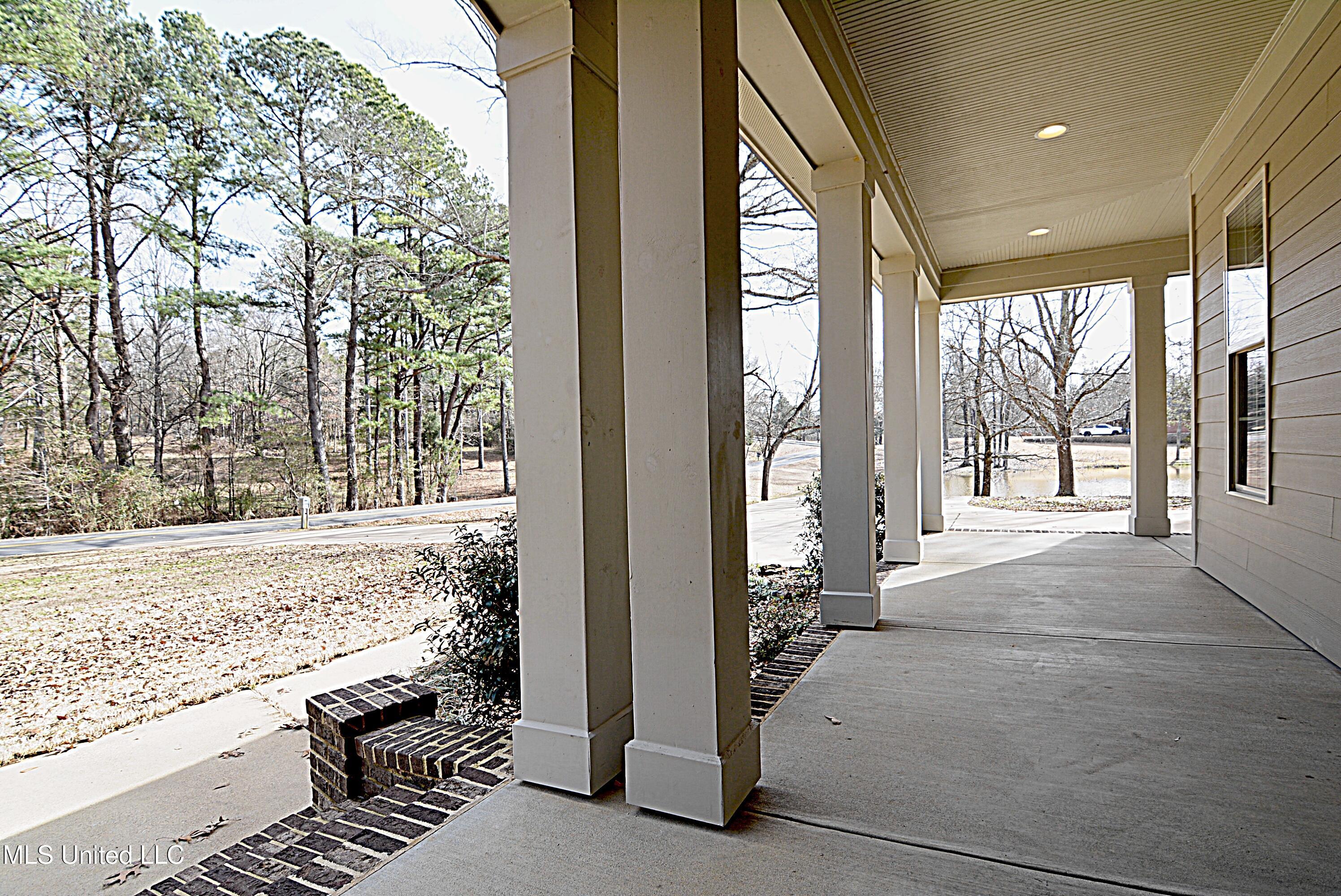 8643 Tulane Road Hernando, MS 38632 - Photo 2 of 40 Front Porch