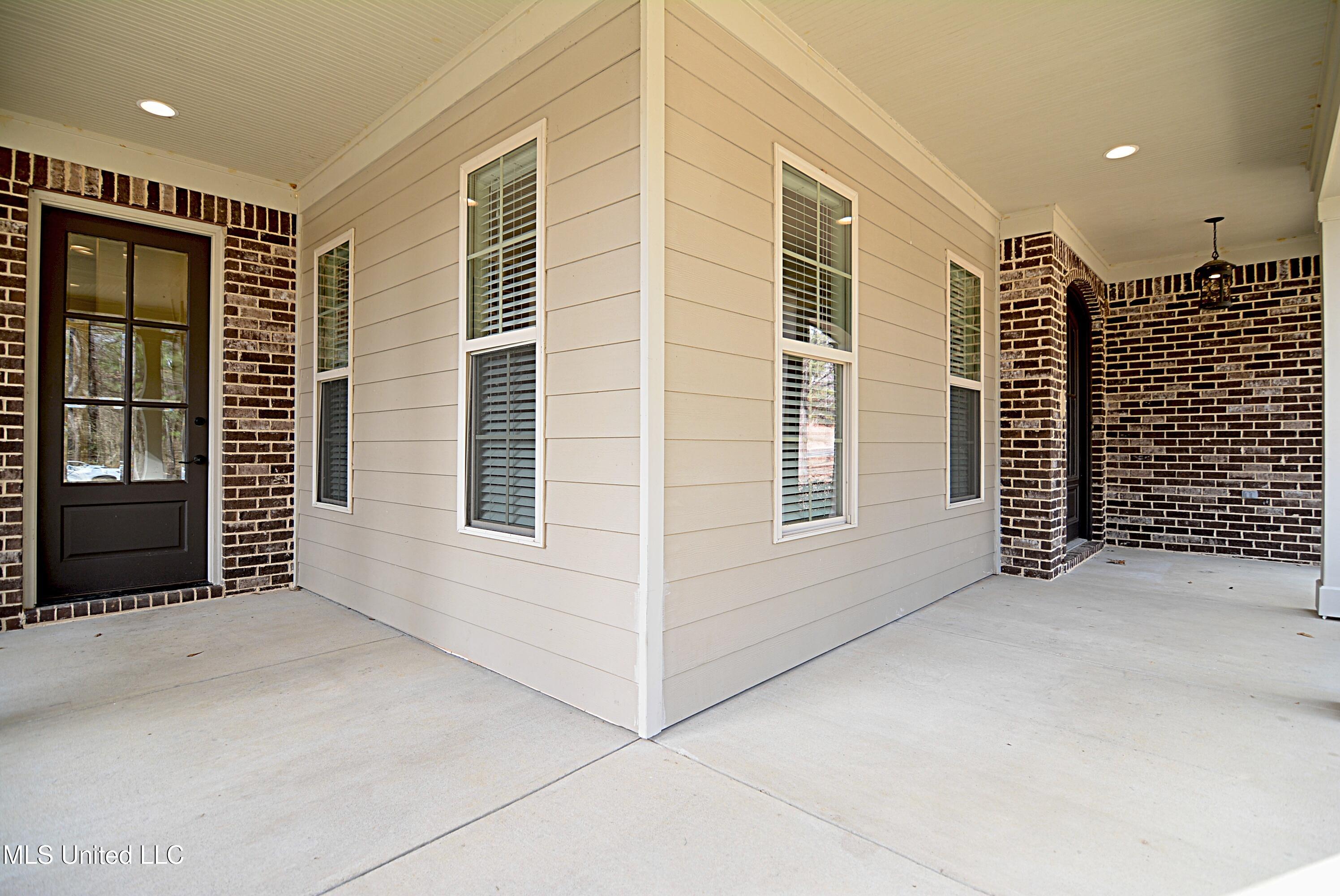 8643 Tulane Road Hernando, MS 38632 - Photo 34 of 40 Wrap Around Porch