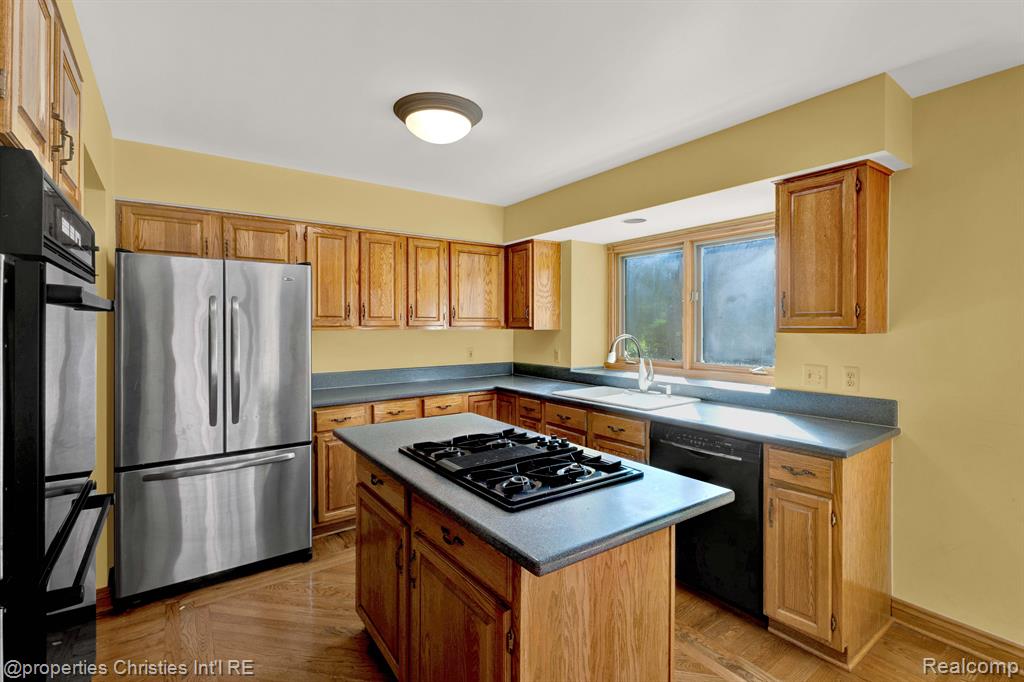2160 Reagan Drive Rochester Hills, MI 48309 - Photo 17 of 60