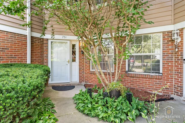 $324,900 | 751 West Happfield Drive, Arlington Heights, IL 60004