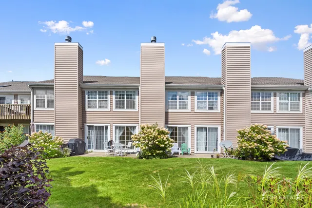 $324,900 | 751 West Happfield Drive, Arlington Heights, IL 60004