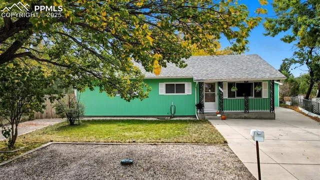 a view of a house with a yard