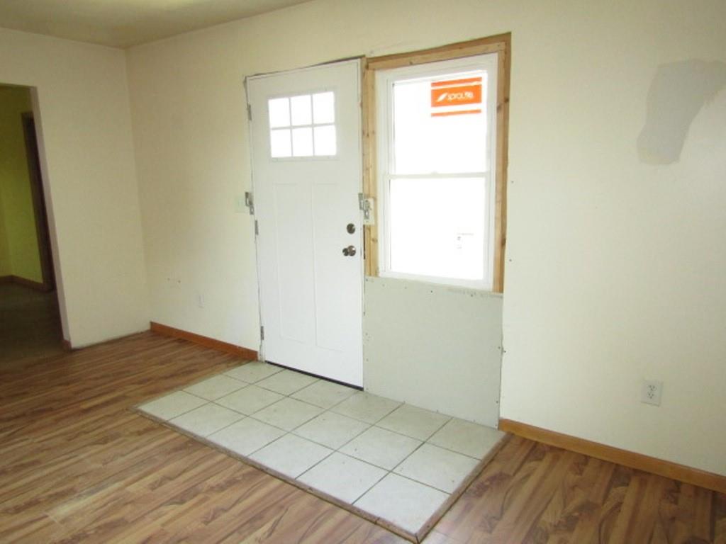255 Duncan Avenue Washington, PA 15301 - Photo 20 of 39 an empty room with wooden floor and windows