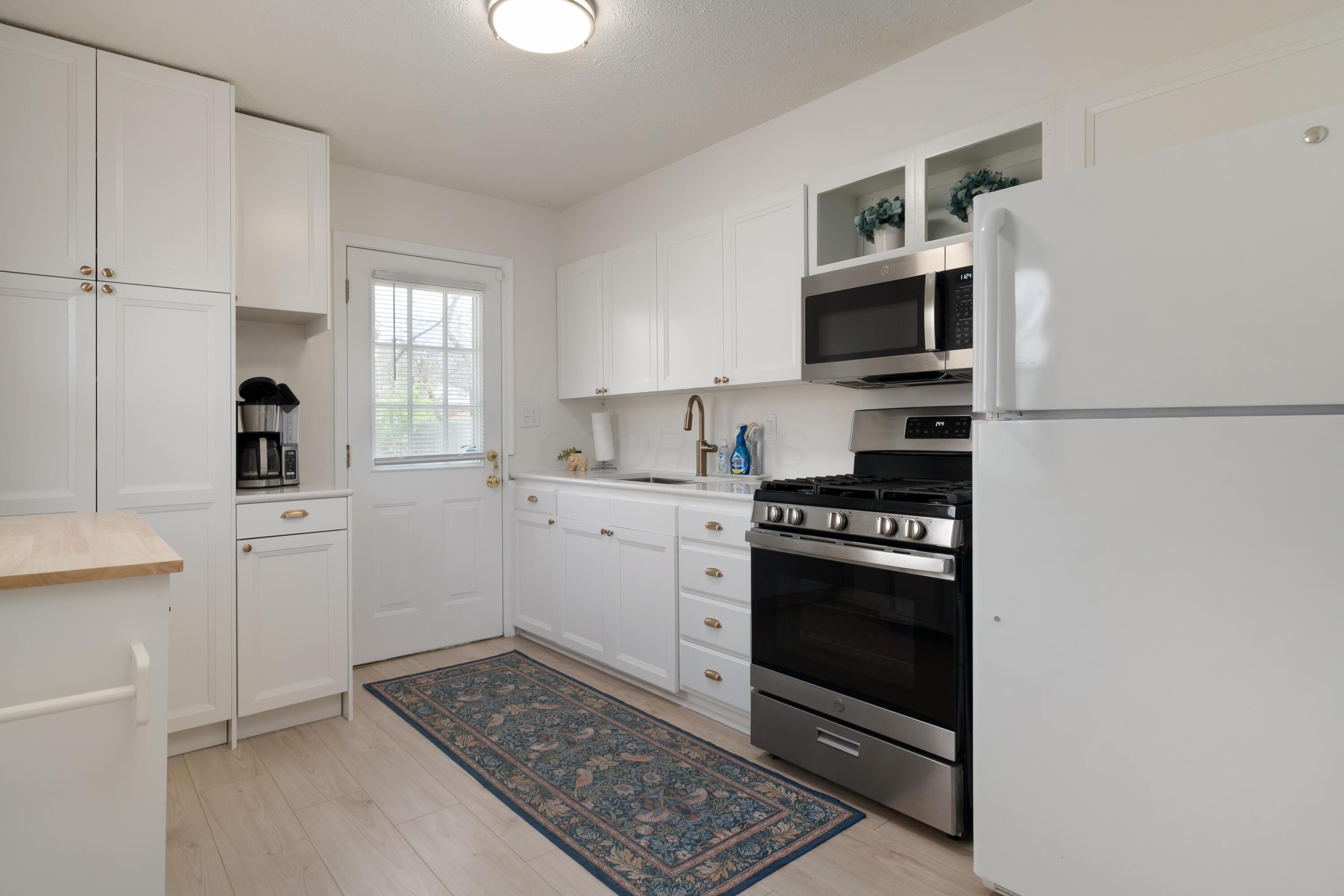 114 Chase Road Columbus, OH 43214 - Photo 8 of 35 Kitchen 9'5' x 11'10" ( + - )
