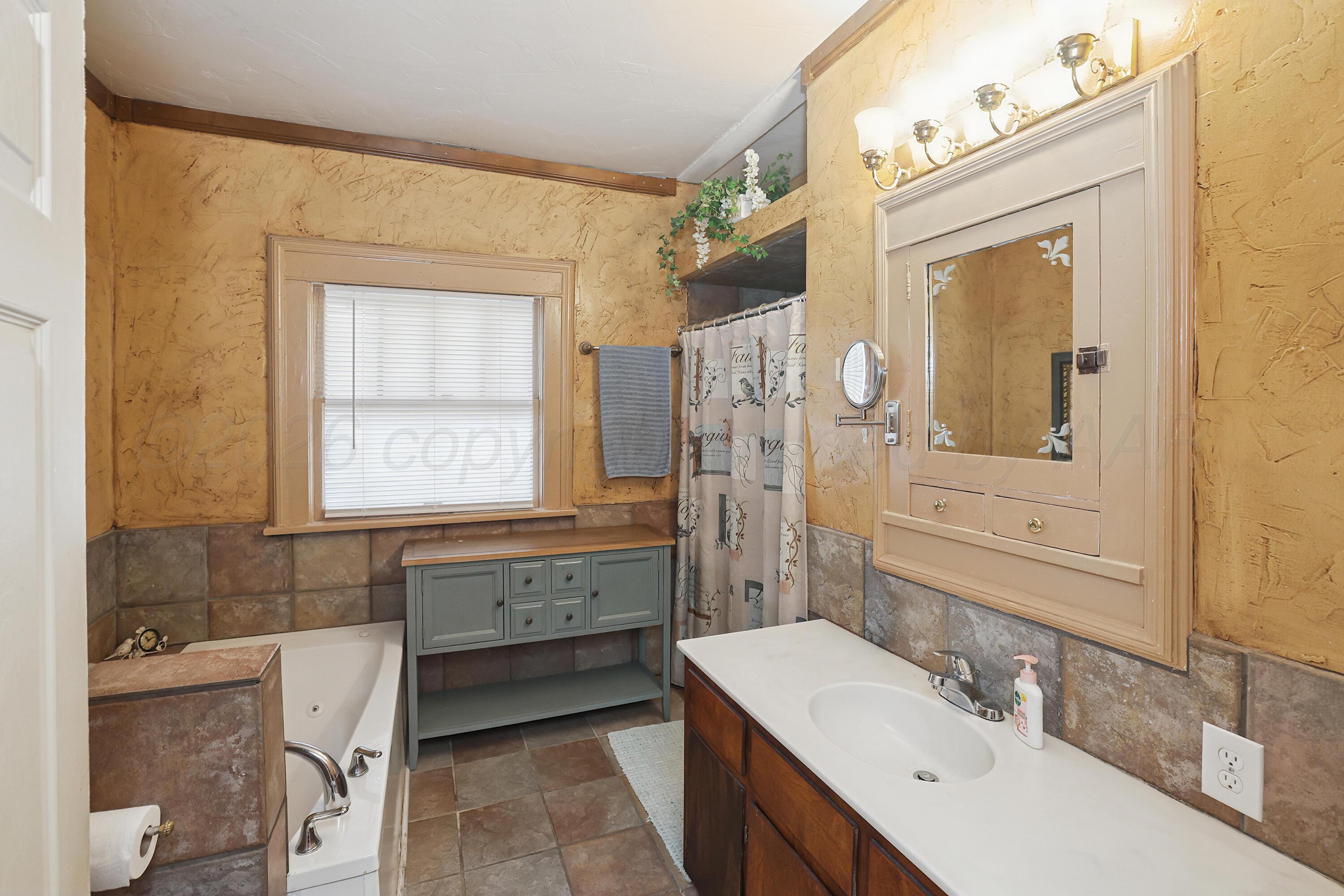 2103 South Polk Street Amarillo, TX 79109 - Photo 17 of 30 18-Bathroom