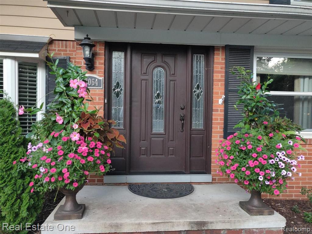 32064 Bonnet Hill Road Farmington Hills, MI 48334 - Photo 2 of 29