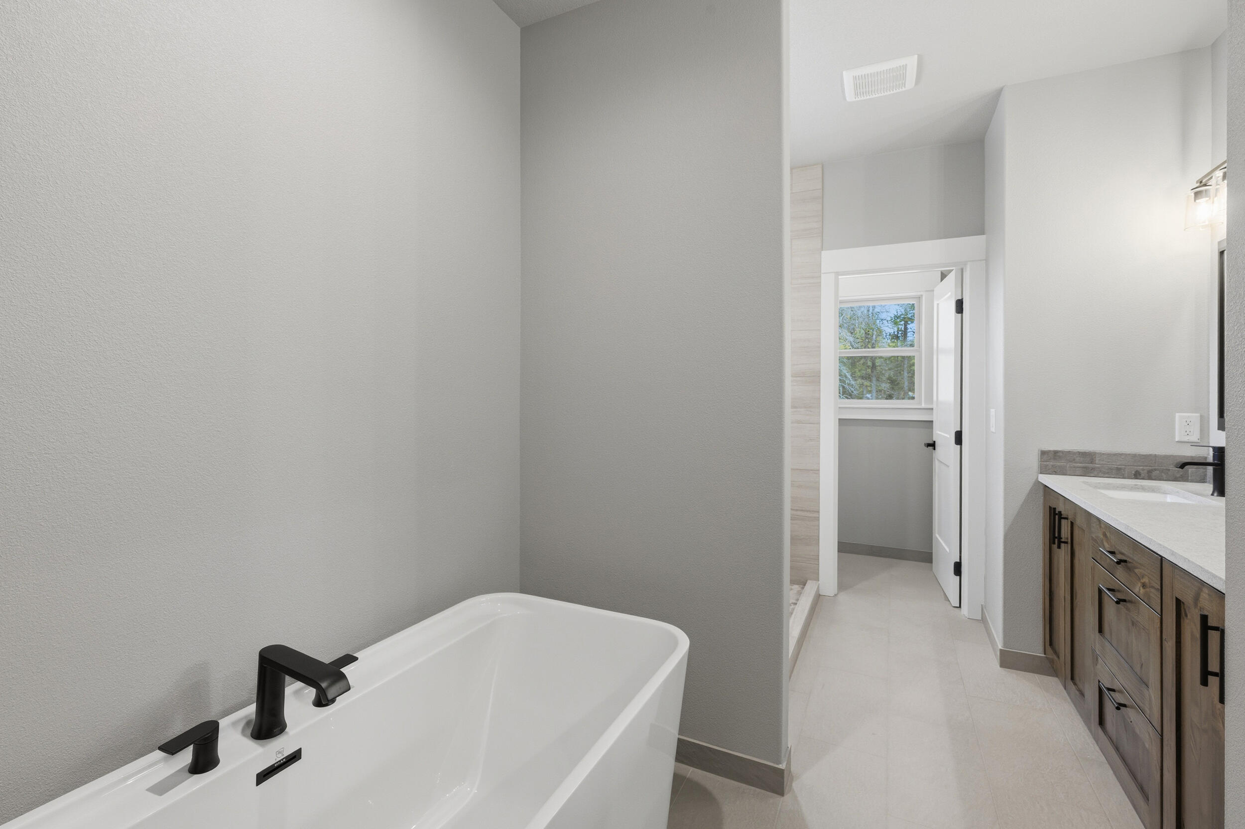 16083 Dyke Road, Unit 9 La Pine, OR 97739 - Photo 21 of 53 a bathroom with a sink and a tub