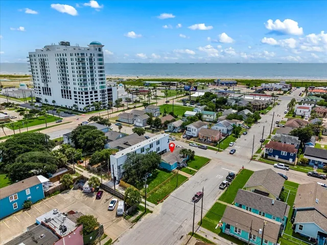 $2,300 | 728 7th Street, Galveston, TX 77550