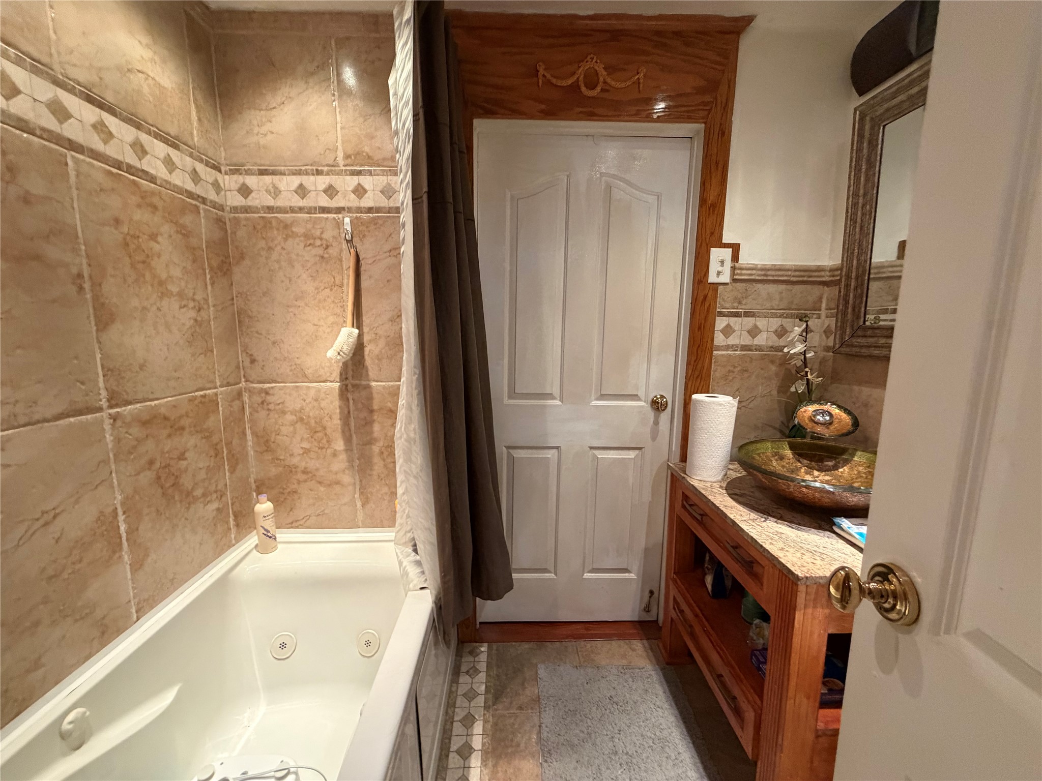 2609 Bevis Street Houston, TX 77008 - Photo 8 of 28 a bathroom with a bathtub and a shower