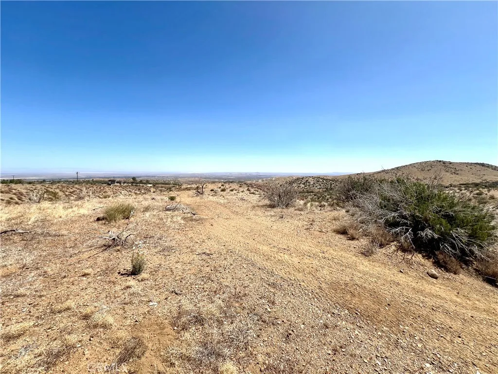 113 Juniper Mesa Road Juniper Hills, CA 93543 - Photo 13 of 15 a view of an ocean