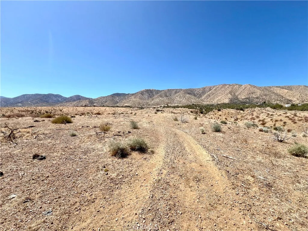 113 Juniper Mesa Road Juniper Hills, CA 93543 - Photo 3 of 15 a view of ocean and mountain