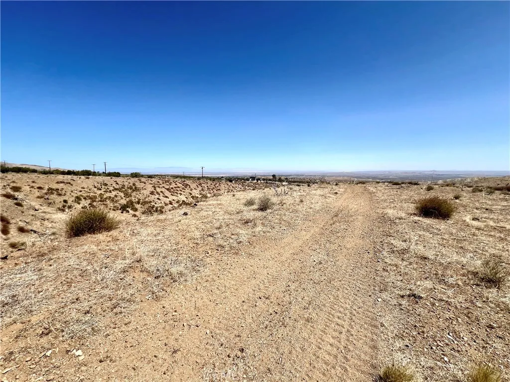 113 Juniper Mesa Road Juniper Hills, CA 93543 - Photo 10 of 15 a view of an ocean