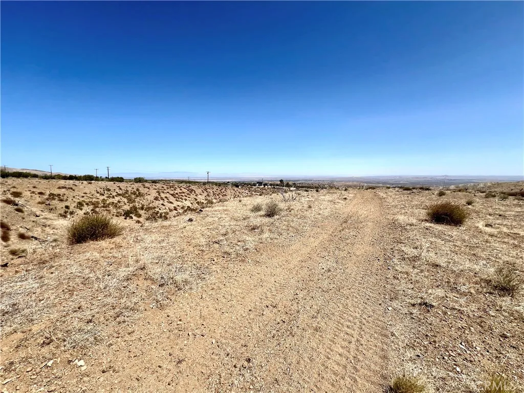 113 Juniper Mesa Road Juniper Hills, CA 93543 - Photo 10 of 15 a view of an ocean